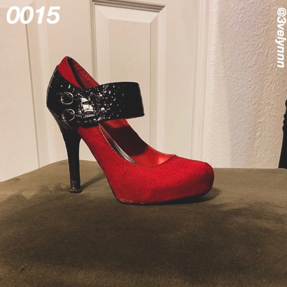 Strap heels with dual buckles